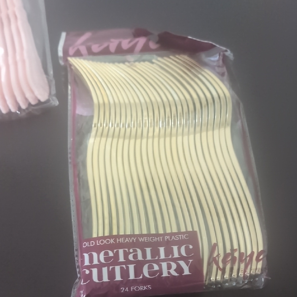 Pink Disposable Tableware Set - Picture 7 of 11